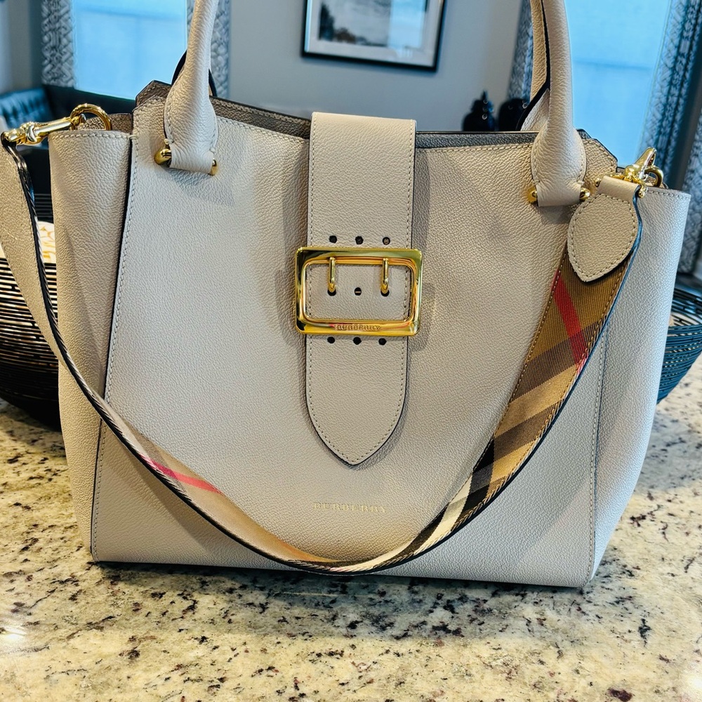 Burberry Soft Grain Calfskin Medium Buckle Tote Purse Limestone 4029030 - Picture 2 of 12